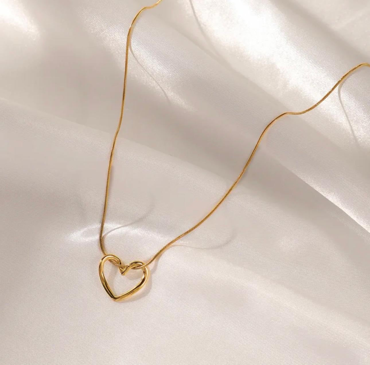 Delicate Heart Necklace Gold